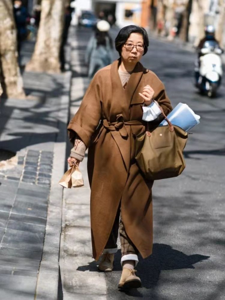 冬日街头的"老年人穿搭",时尚得体,这才是忙着变美,优雅老去_腾讯新闻