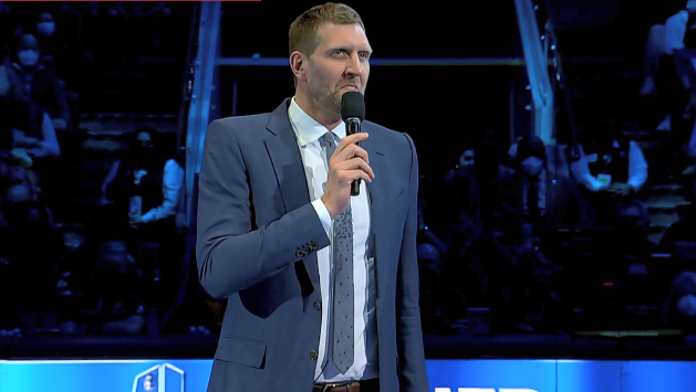 诺维斯基41号球衣退役仪式,库班赠送特制雕像,和家人一起见证