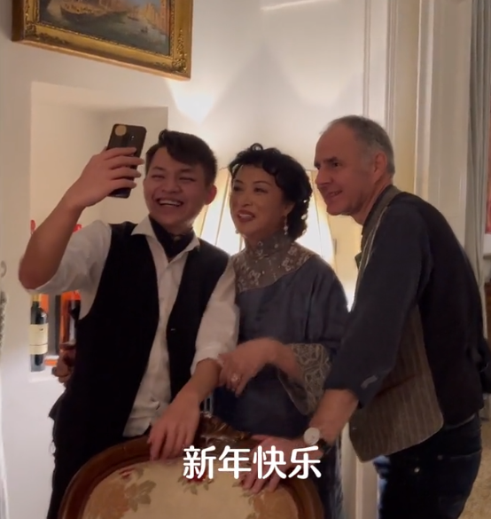金星全家喝香槟庆祝过年穿旗袍姿态雍容搂儿子老公拍照好幸福