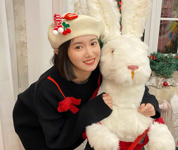 32岁江铠同现身片场,朝天鼻,嘴角下垂,一天出场费3w