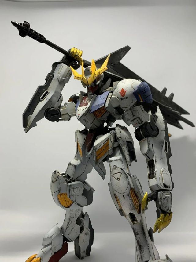 使用大面积的渍洗来还原火星上的恶劣环境,在机体缝隙里残留的沙土