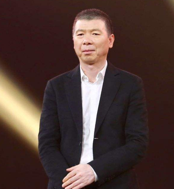 63岁冯小刚现身片场被拍,一手握住女演员胳膊,身形清瘦脸色苍白