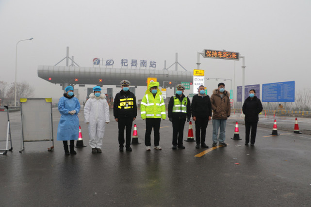 杞縣交通運輸綜合行政執法大隊冒著大雪嚴把高速站入口排查關,切實