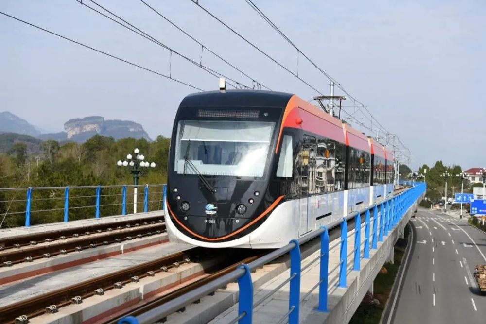 武夷新区旅游观光轨道交通项目是首条专有路权并以高架形式敷设的有轨
