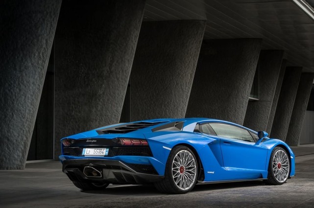 兰博基尼aventadors–对光的消逝肆虐
