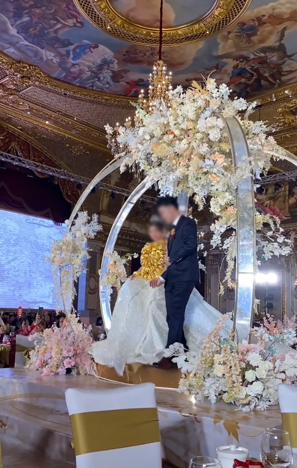 广东又一土豪婚礼刷屏!硬颈新娘戴满黄金,现场画面壮观!