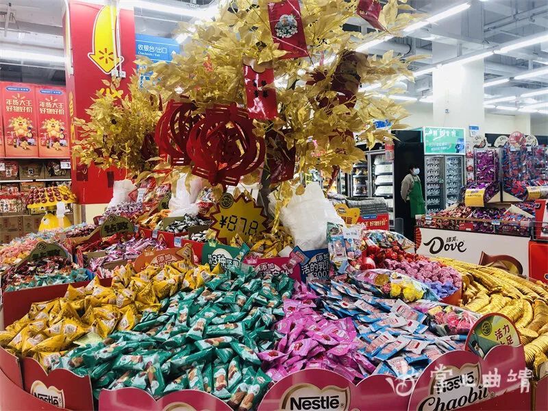 临近春节曲靖超市糖果干货热销