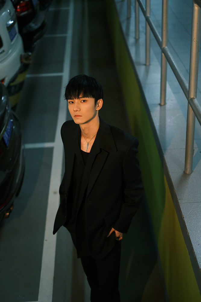 李熹子出席时尚先生盛典活动 穿黑西装眼神故事感超足_腾讯新闻