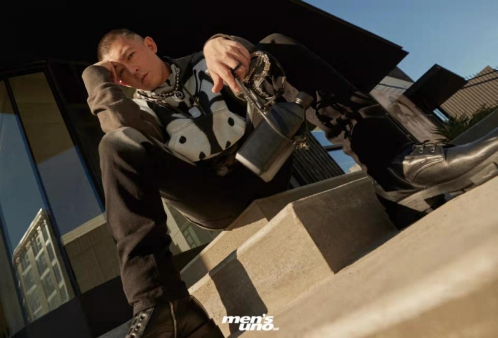 罕见拍大片变身潮男,寸头撞脸杨志刚-cw资讯网