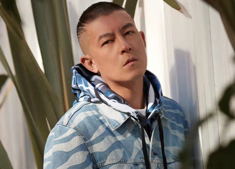 罕见拍大片变身潮男,寸头撞脸杨志刚-cw资讯网