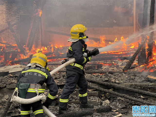 贵州江口县太平镇一民房发生火灾