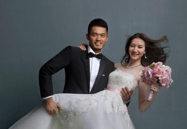 谢杏芳晒全家福老公林丹陪儿子训练故意放水让儿子赢太温馨