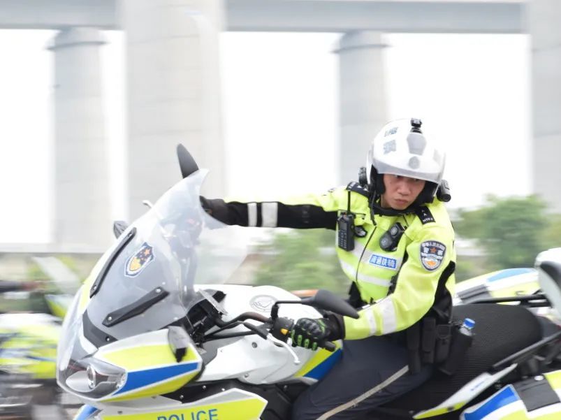 交警铁骑亮出这手势太帅了