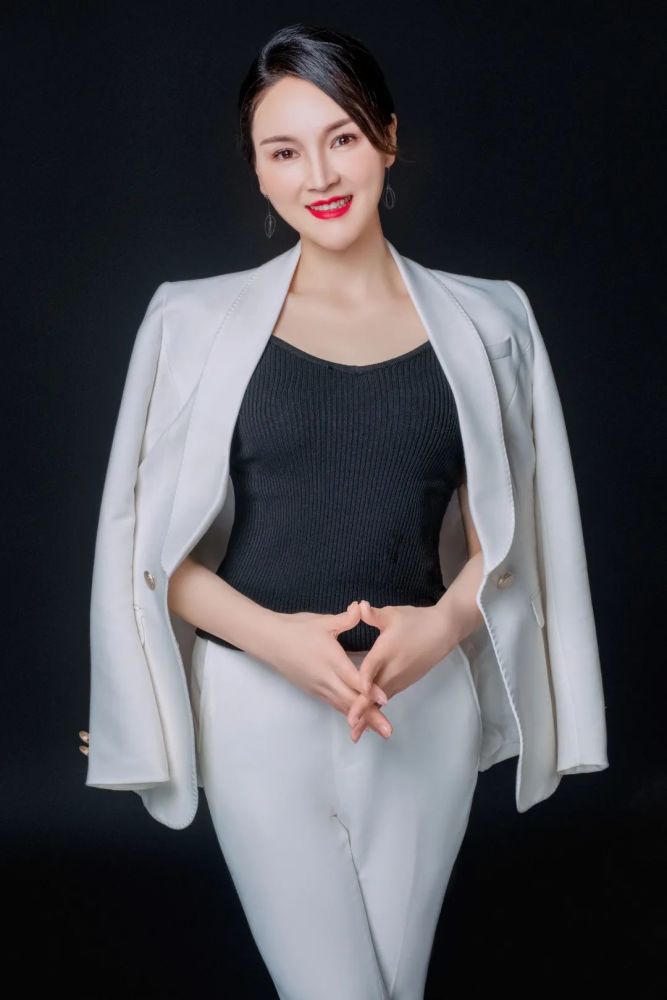 优秀学员案例分享高级形体仪态礼仪培训师认证班37期学员夏冰老师