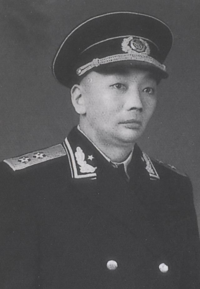 他是南京军区原副司令15岁参军官至中将儿子是广西军区司令