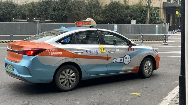 绵阳丨乘客举报出租车司机开车看视频运管立即查处