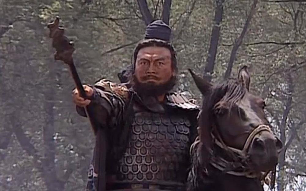 张飞带人骑马走在前头,突然发现林子里有个小萝莉在拾柴火,年轻漂亮