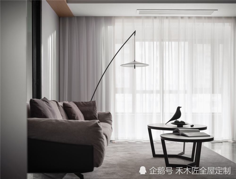 150㎡简约三居灰色与原木的自然碰撞柔和内敛沉静优雅
