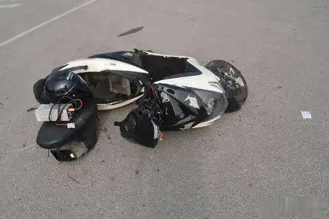 在甲天下广场麦当劳门前路段,一名女子突然从人行道上跑了出来,蒋某