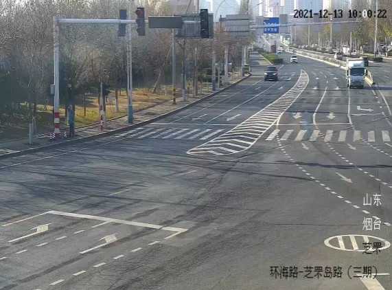 芝罘岛西路两个出口的车辆轨迹线,加宽进口车道的导流线,加长和