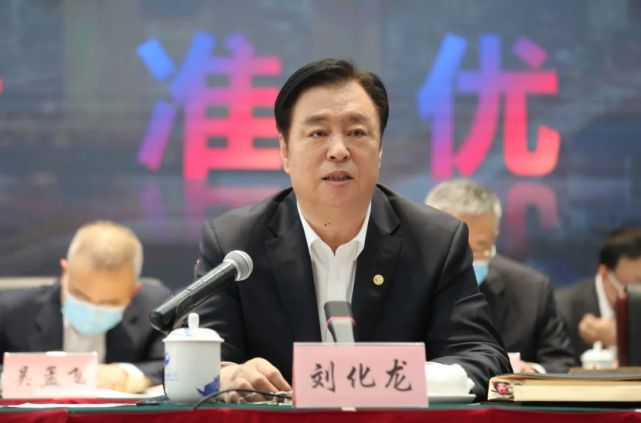 集团公司党委书记,董事长刘化龙以"壮岁旌旗风劲勇,奋楫击水正当时"为
