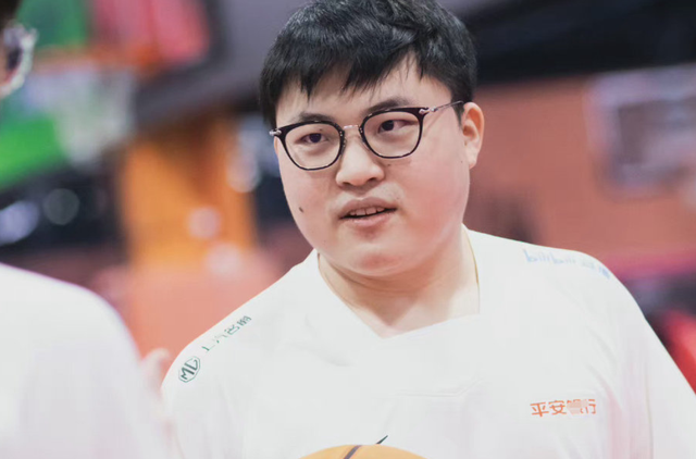 小鹏直播诉苦无论干什么都被骂只因轮换打了一场训练赛