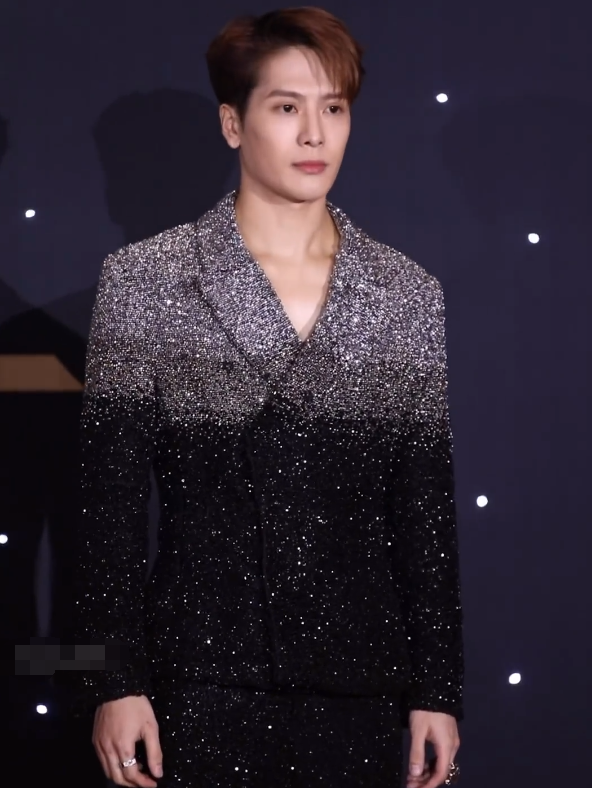 王嘉尔的西装重40斤当镜头拉近看清材质网友贫穷限制我想象