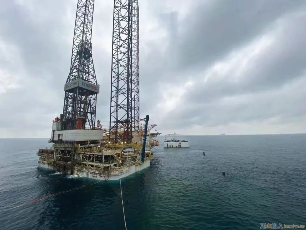振华重工振华34轮在沙特海域成功浮装1座钻井平台