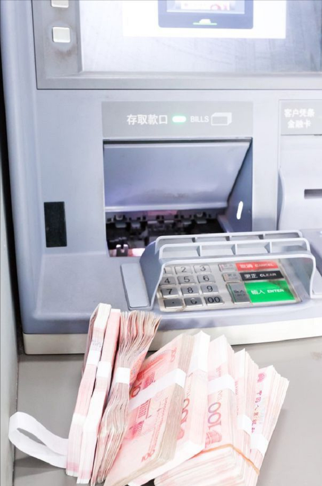 15年前,一男子趁取款机故障取出17万元,获释后他说自己无罪_腾讯新闻