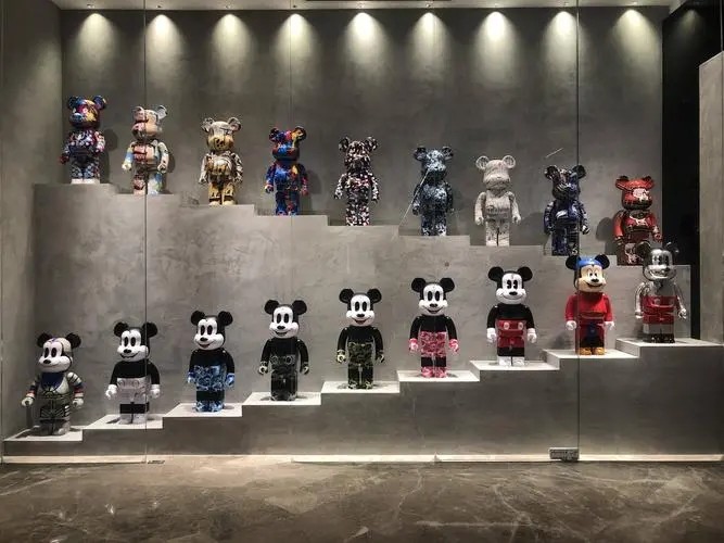 潮玩的概念起源于一本漫画《gardener》作为新兴潮流文化的代表之一