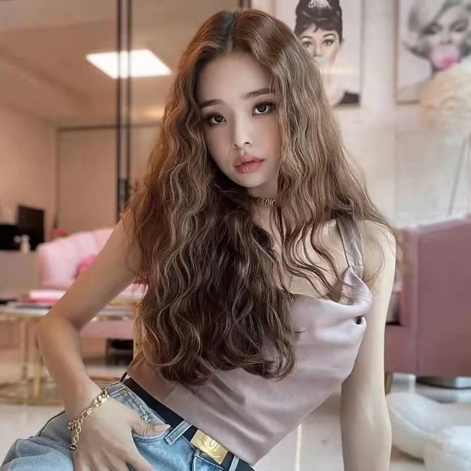 有这三个特征的女人,千万别烫这种全头烫卷发,土气显老还显脸大插图8