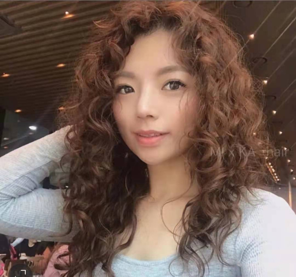 前面提到过,全头烫的卷发发型,属于蓬松感十足的类型,如果你的发量