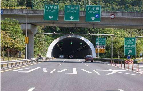 高速进隧道务必看清这个标志否则扣分罚款等着你