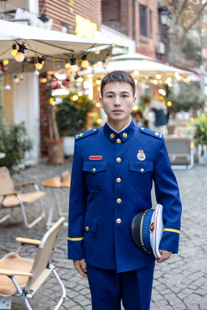 剪裁相宜消防员常服沿用了传统制式常服2022