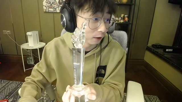 水晶哥醒来收到一个冠军奖杯弹幕调侃谁说冠军不能来自虚空