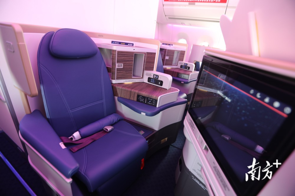 视觉体验上,南航空客a350机型选用新一代机上娱乐系统,通过操控流畅的