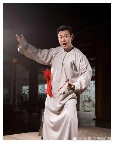 上海滑稽的颜值担当16岁就进入滑稽剧团24岁就开过专场