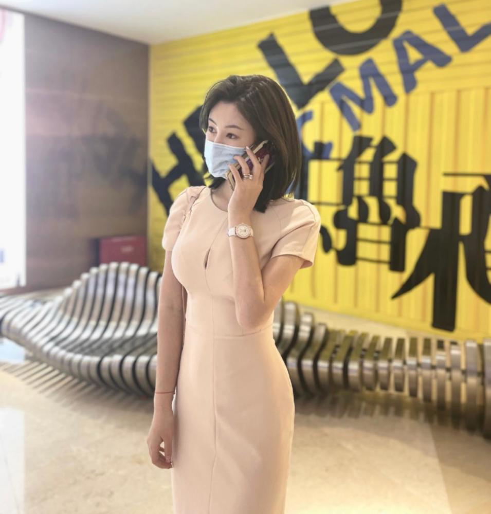 该回趟家nbl周琦近期无球可打身边美女环绕妻子不愿意很同情