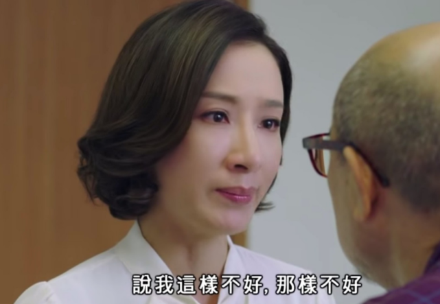 并用上了她2018年在剧集《再创世纪》中的一场喊戏样来做对比,随即