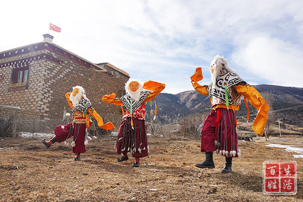 四川理塘农闲时节排练藏戏