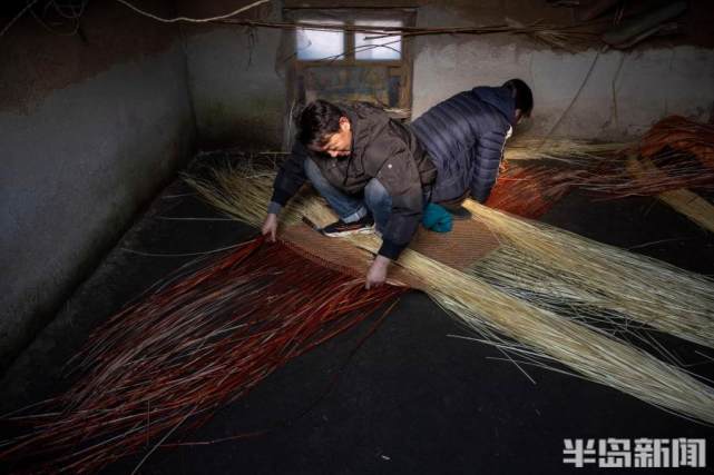 而青岛西海岸新区泊里镇的红席便是出产这种高粱秸编织而成的红炕席的