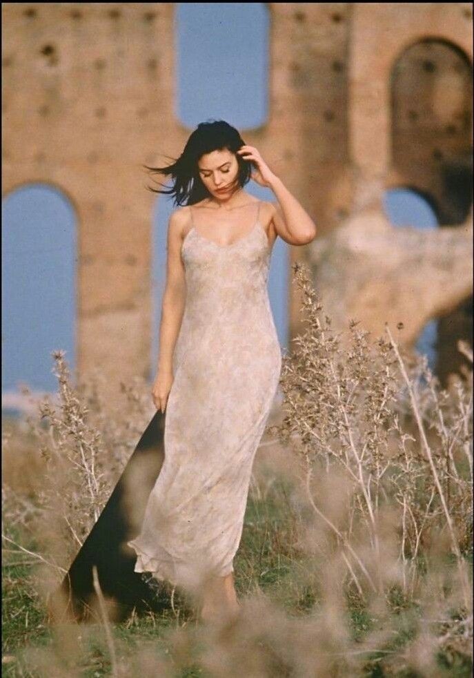 究竟长成什么样,才能统一东西方审美?莫妮卡贝鲁奇是这样做到的插图1