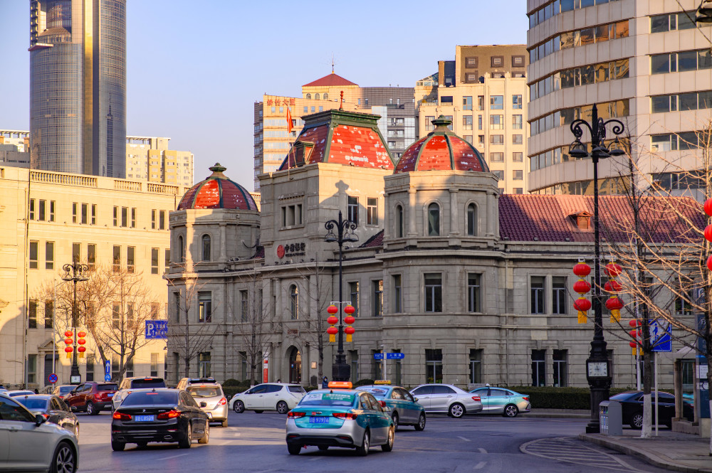 超适合街拍的大连中山广场,周边全是老建筑,本地人也爱来