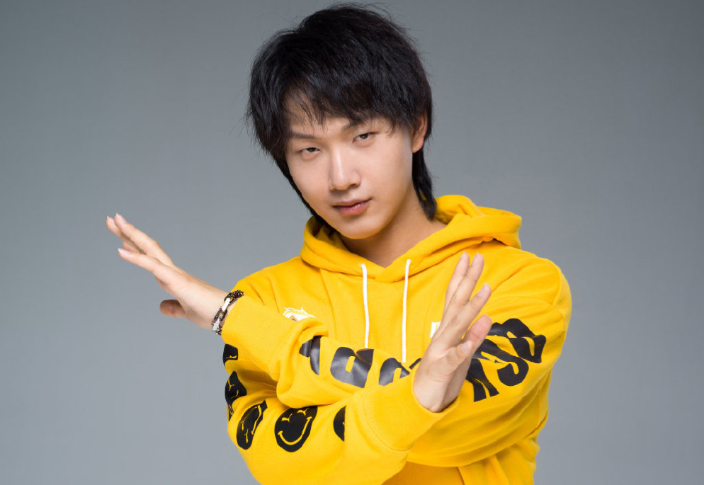 fly接受央视采访一不小凡尔赛了就是一个简单的职业选手也就拿了几个