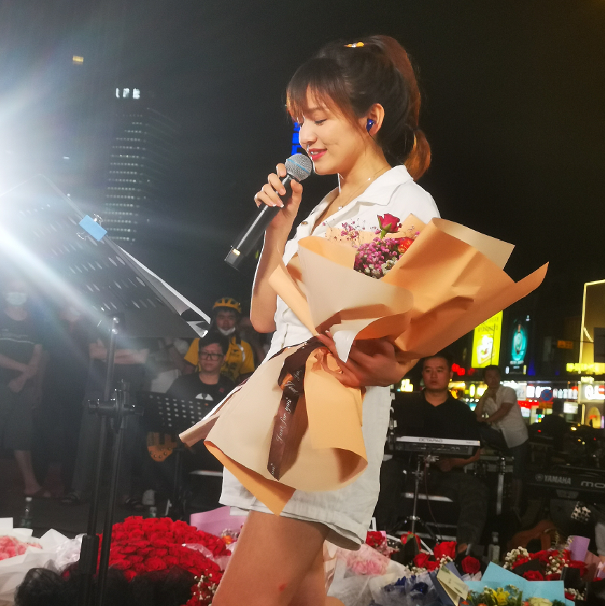 一年直播355天文儿被赋予吸金狂魔荣获十大荣耀主播之首