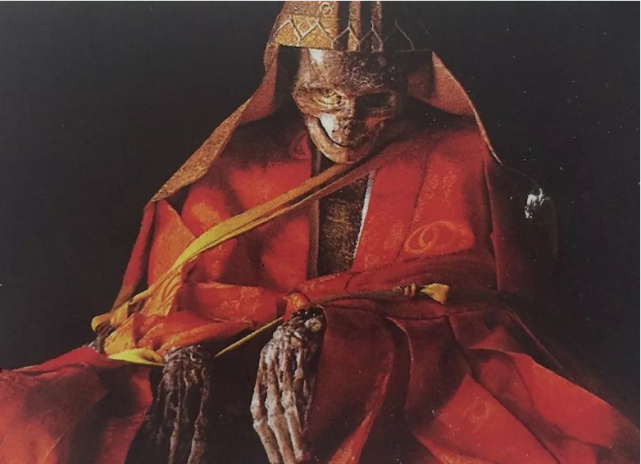 结语不论是裹小脚,活人殉葬,束腰还是即身佛,都是人类在发展过程中