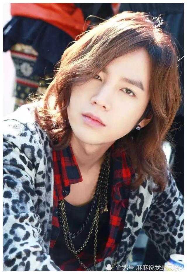 张根硕穿粉红毛衣恭贺新年,颜值提升,网友喊话:你快拍戏