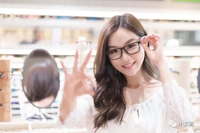 美文欣赏戴眼镜的女人