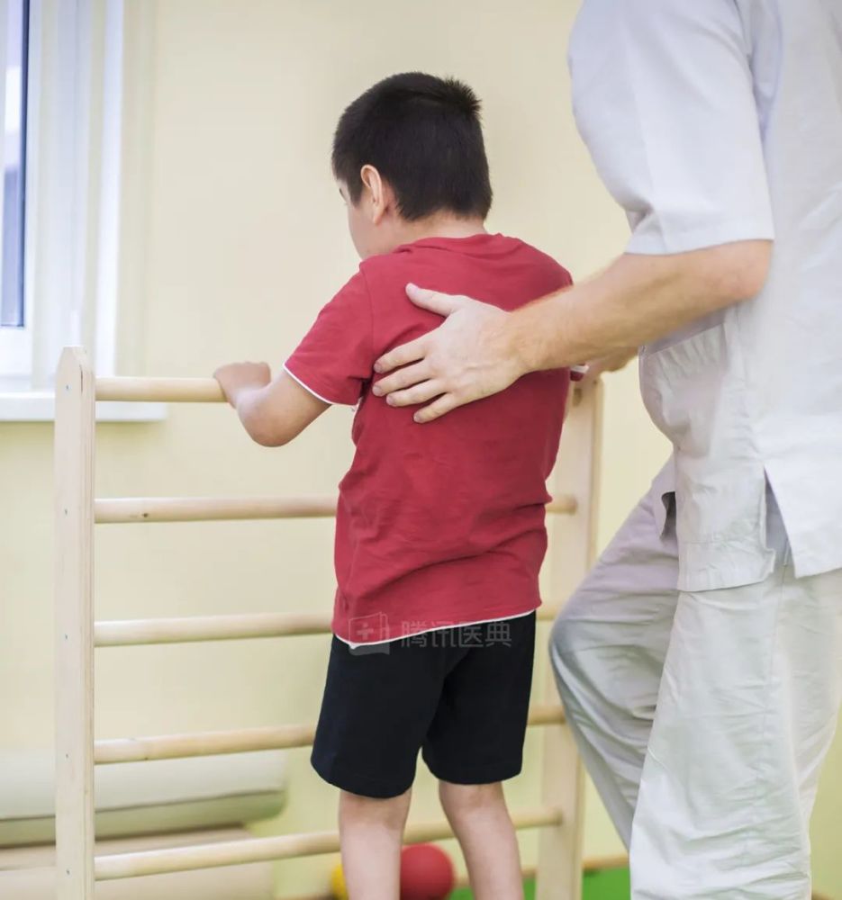 为了让脑瘫儿子站起来她卖掉工厂北漂12年