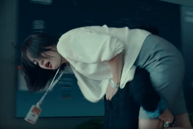 当《输赢》第一集里陈坤在竞标会上大喇喇扛走辛芷蕾,且将她反锁在没